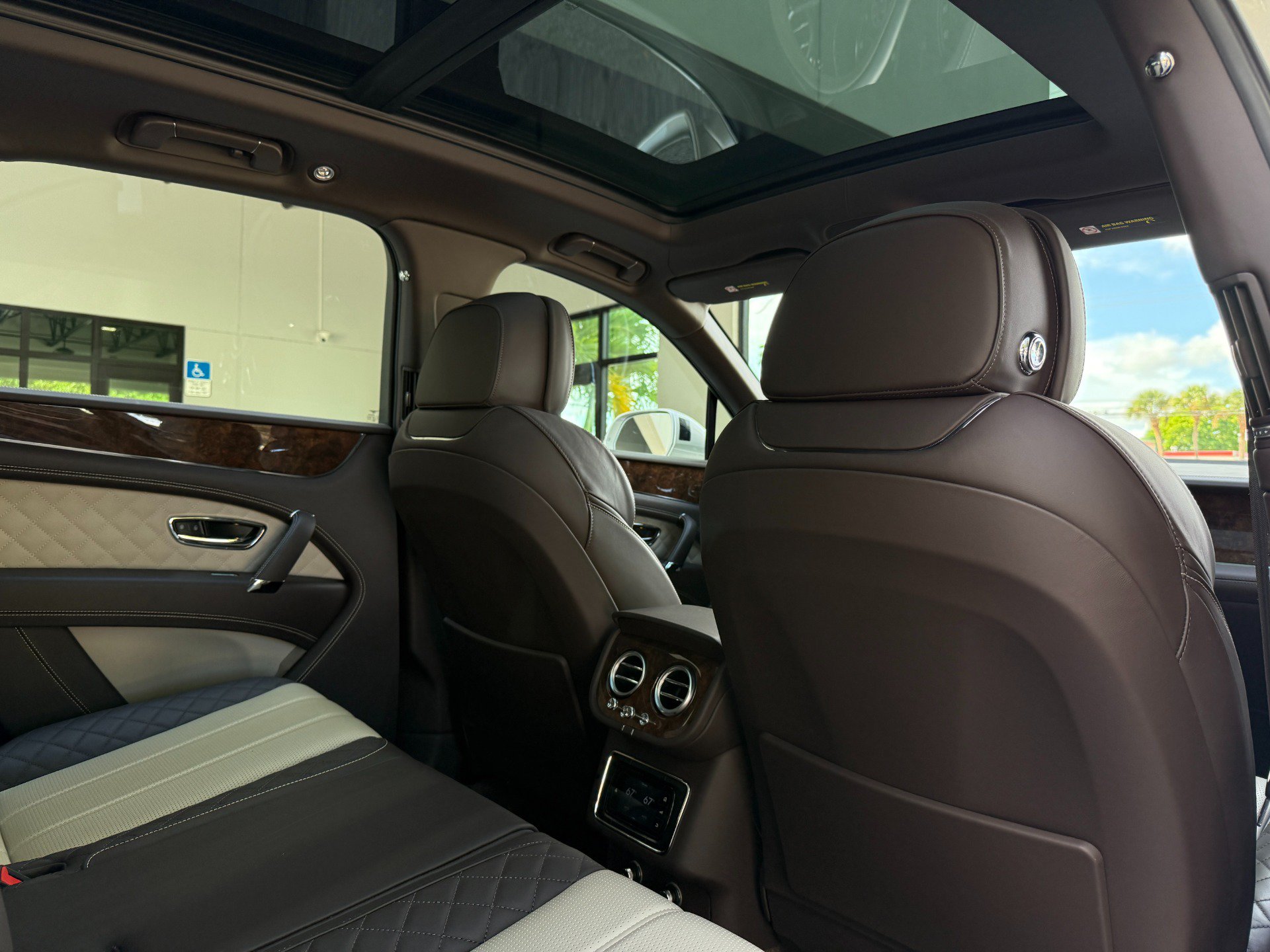 Used 2019 Bentley Bentayga AWD/4WD image 35