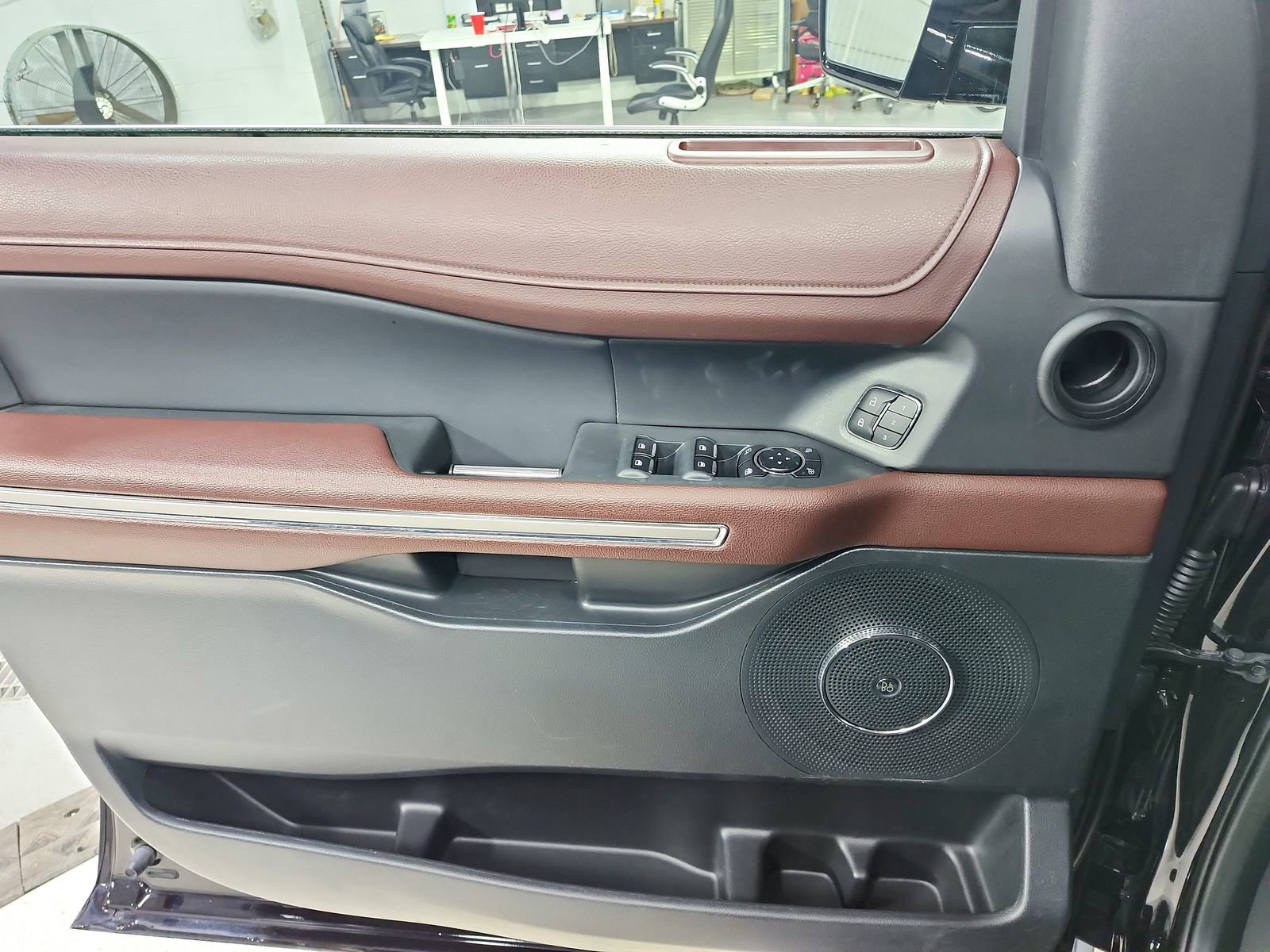 Used 2024 Ford Expedition Limited image 35