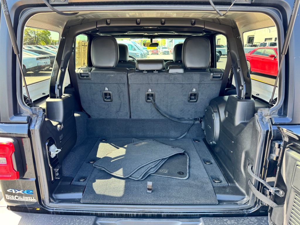 Used 2023 Jeep Wrangler Unlimited Sahara w/ Cold Weather Group AWD/4WD image 16