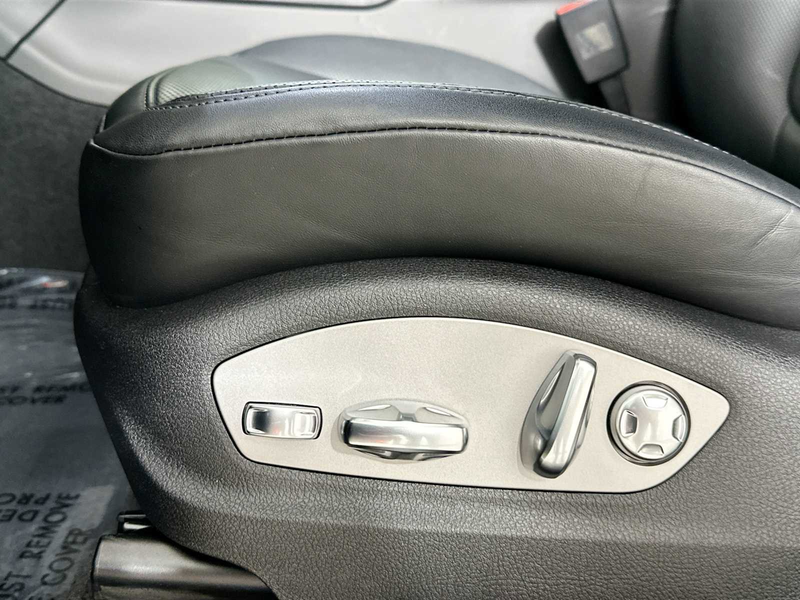 Certified 2025 Porsche Macan image 11