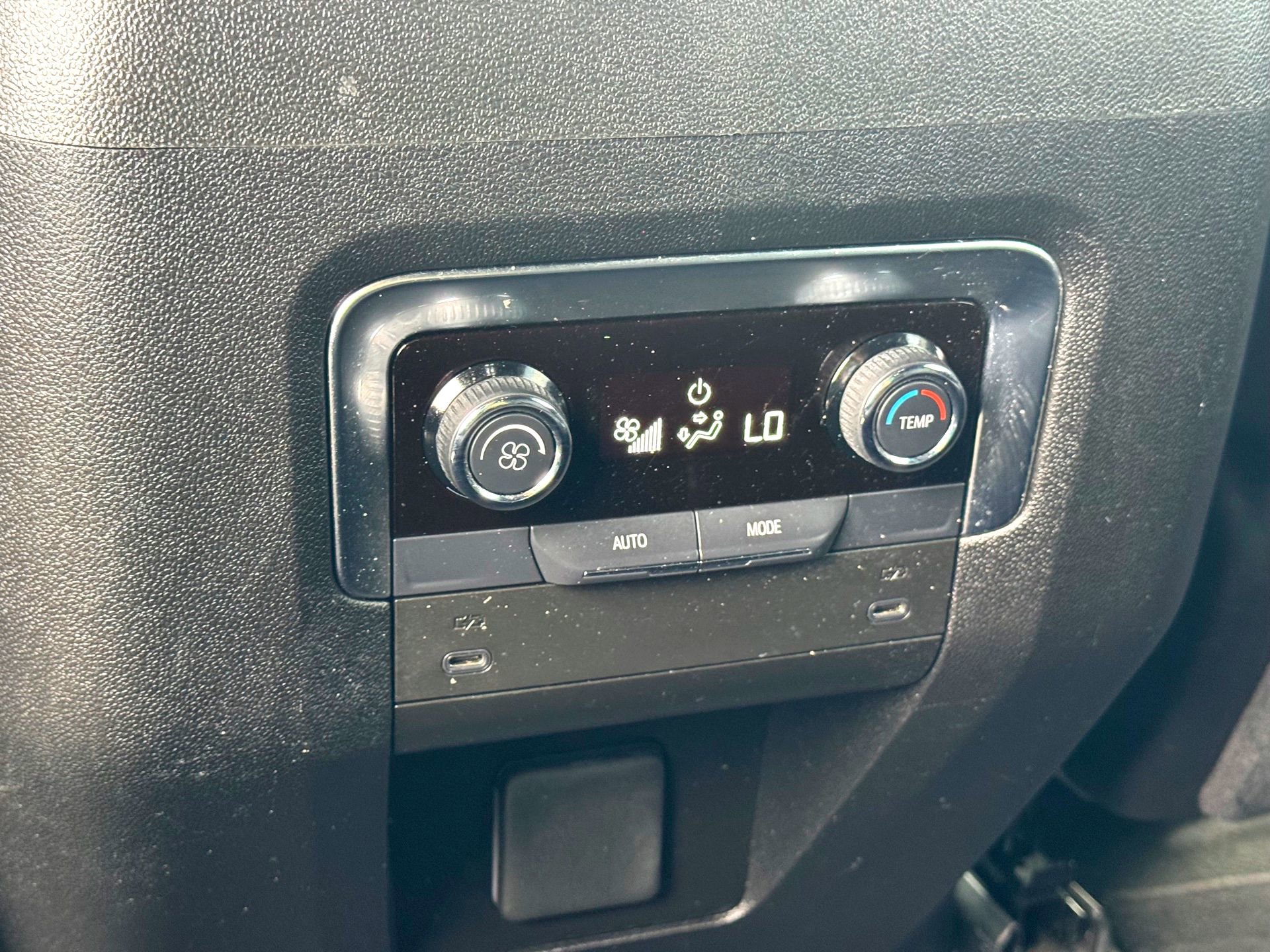 Used 2025 Chevrolet Suburban Z71 AWD/4WD image 21