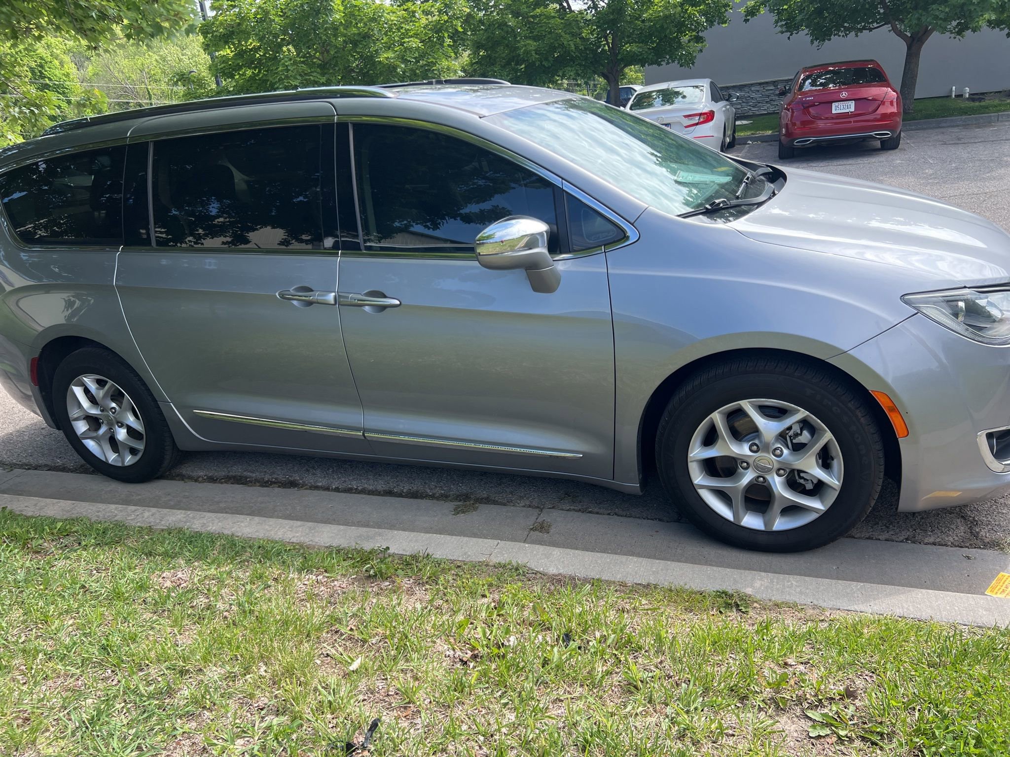 Used 2020 Chrysler Pacifica Limited FWD image 4