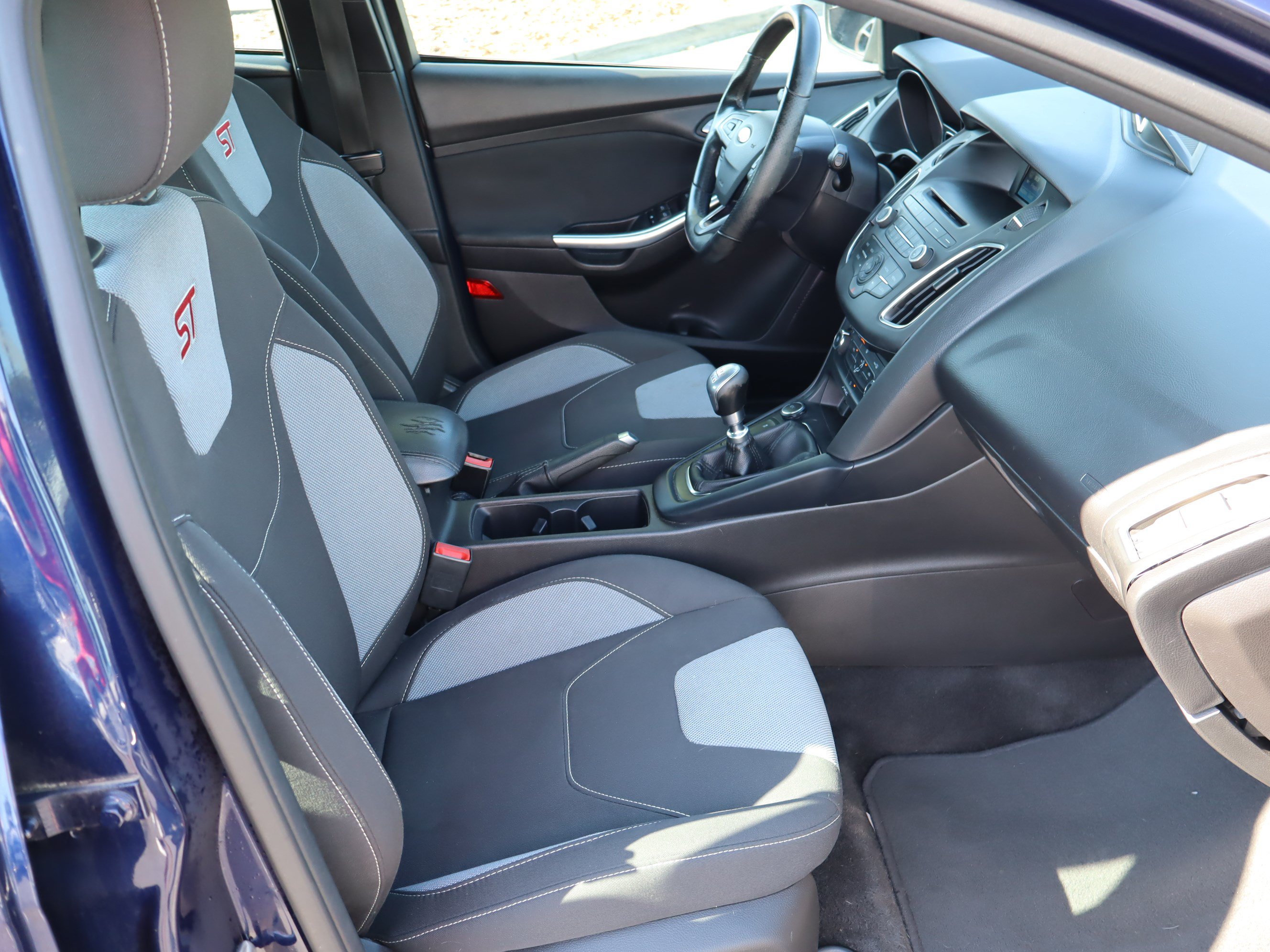 Used 2017 Ford Focus ST FWD image 36