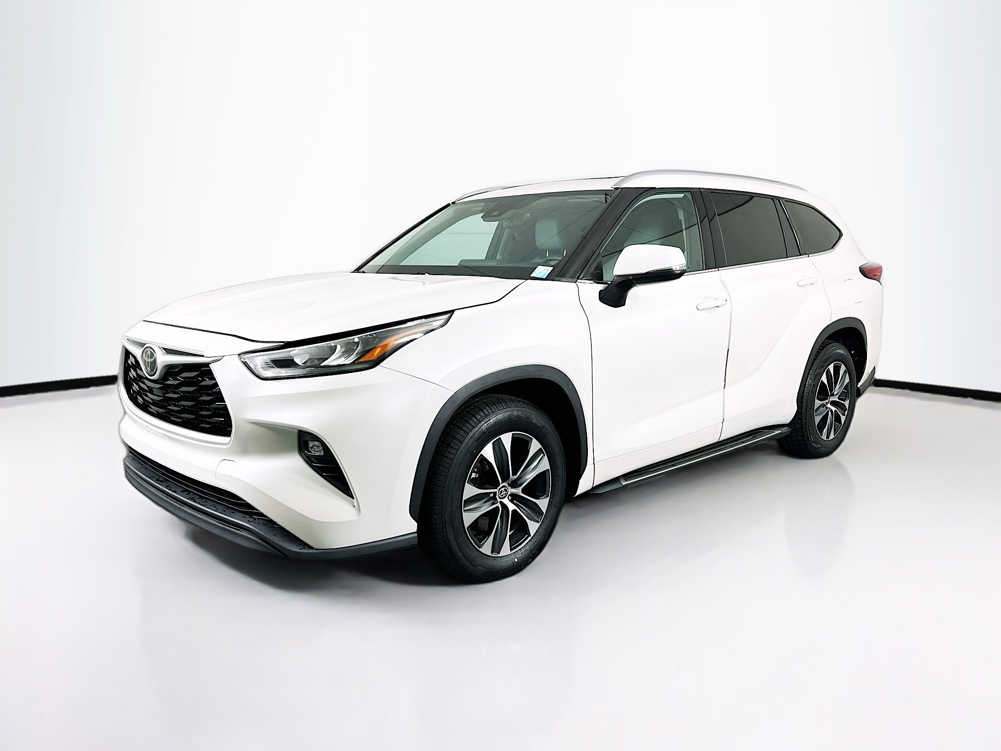 Used 2020 Toyota Highlander XLE image 3