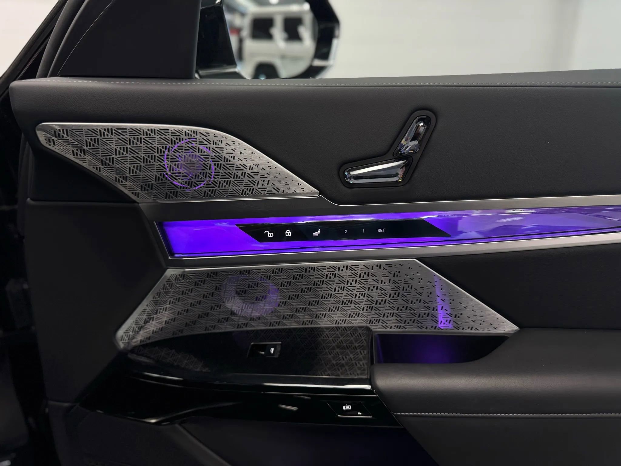 Used 2024 BMW i7 xDrive60 w/ Executive Package image 37