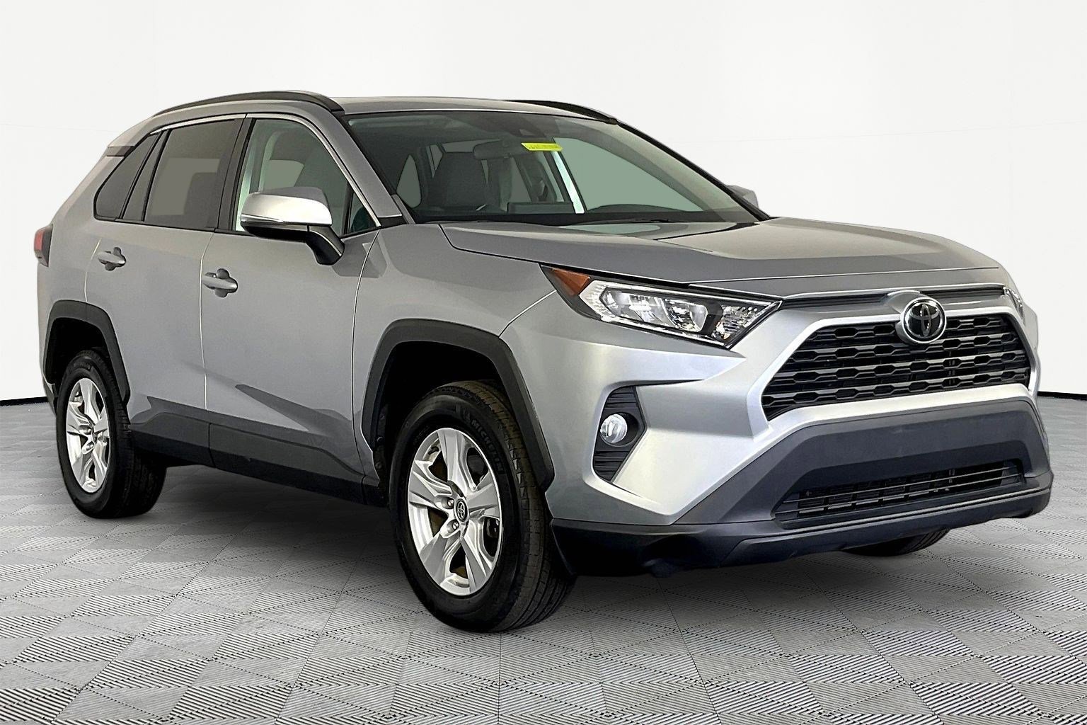 Used 2020 Toyota RAV4 XLE w/ Convenience Package FWD image 3