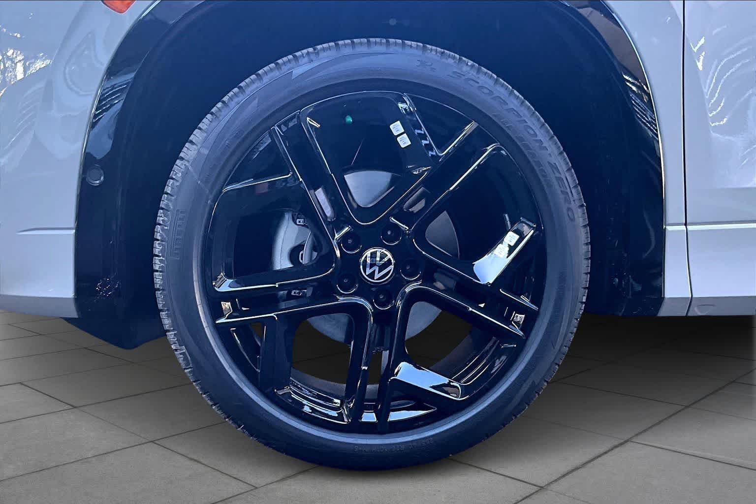 New 2026 Volkswagen Tiguan SE R-Line image 11