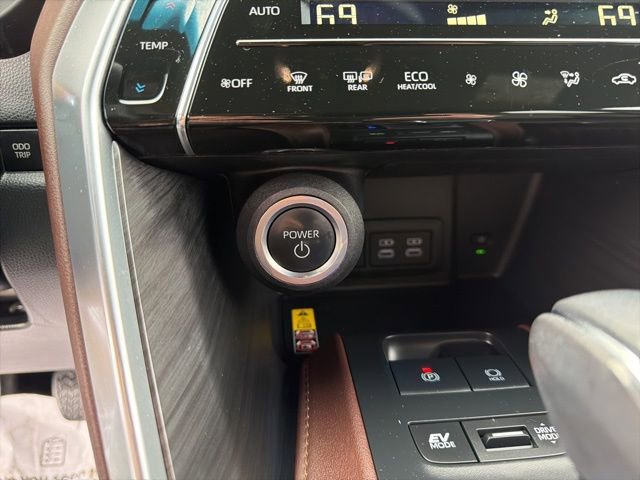 Used 2024 Toyota Venza Limited image 19
