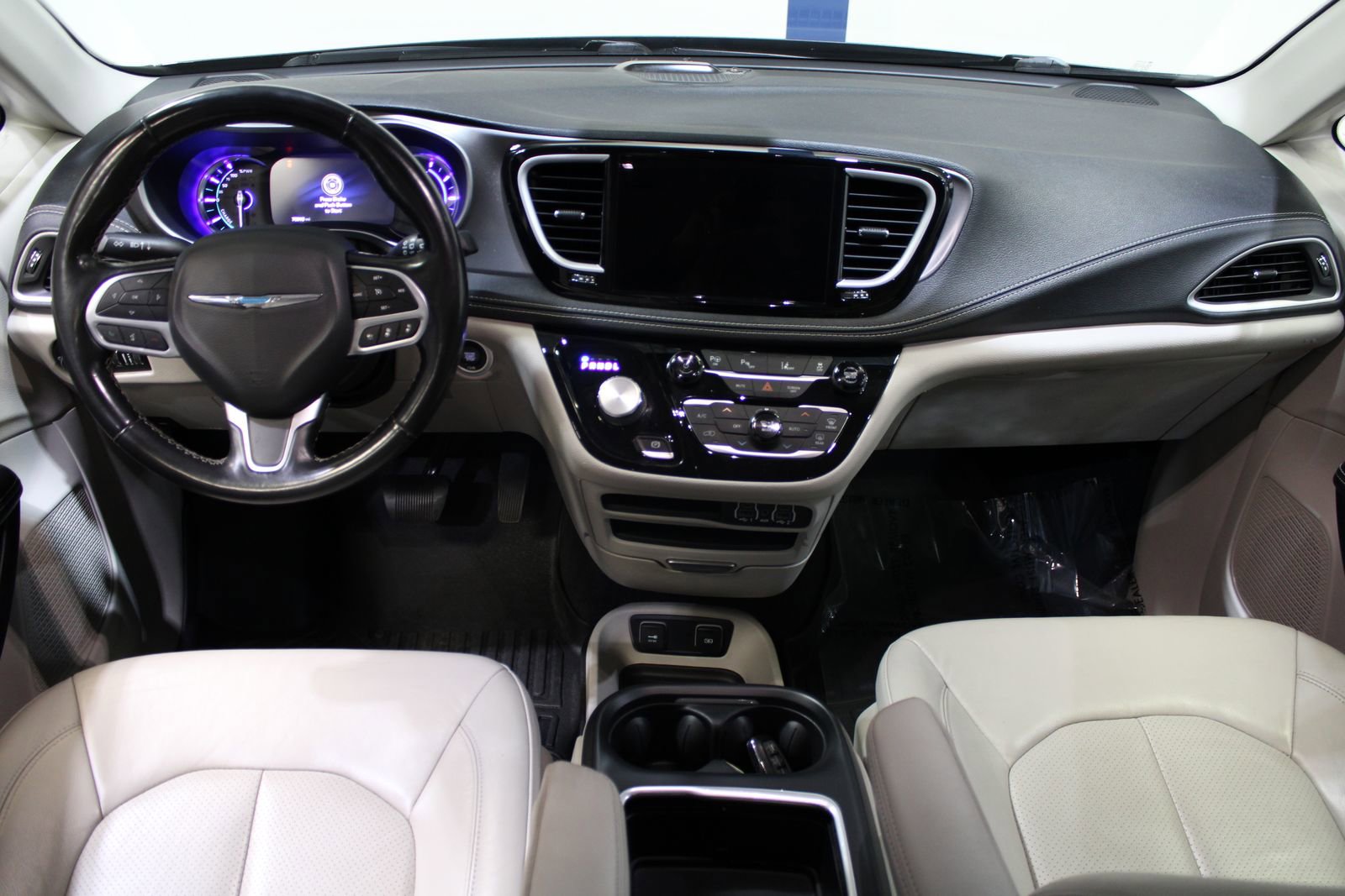 Used 2021 Chrysler Pacifica Touring-L FWD image 40