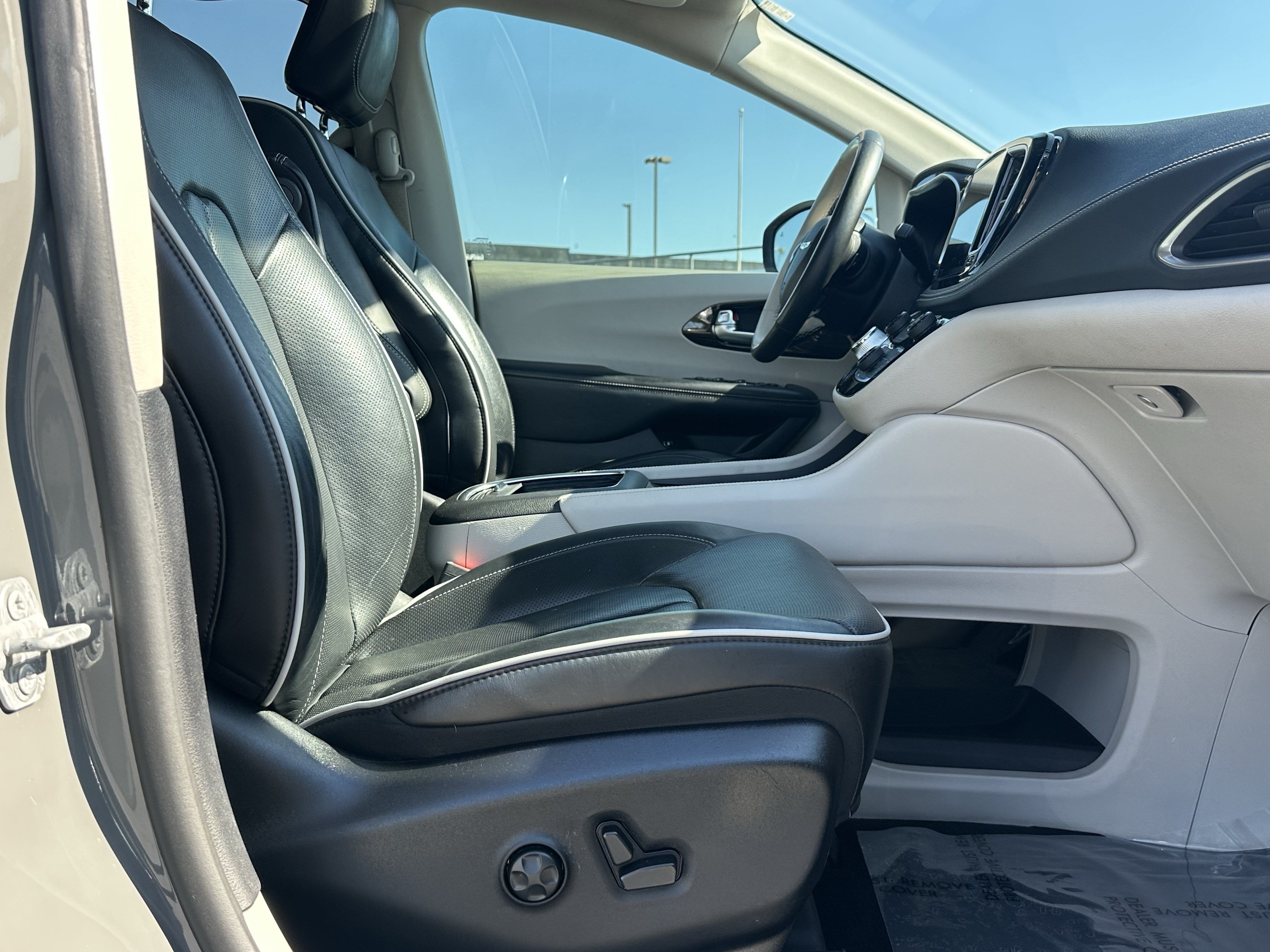 Used 2021 Chrysler Pacifica Limited w/ Uconnect Theater Family Group FWD image 15