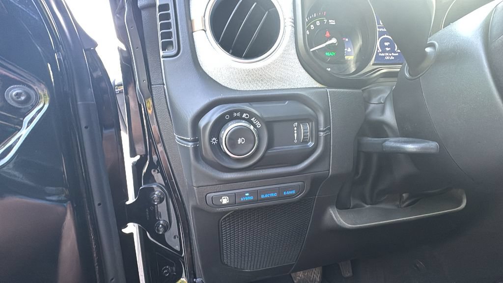 Used 2025 Jeep Wrangler Unlimited Sahara AWD/4WD image 15