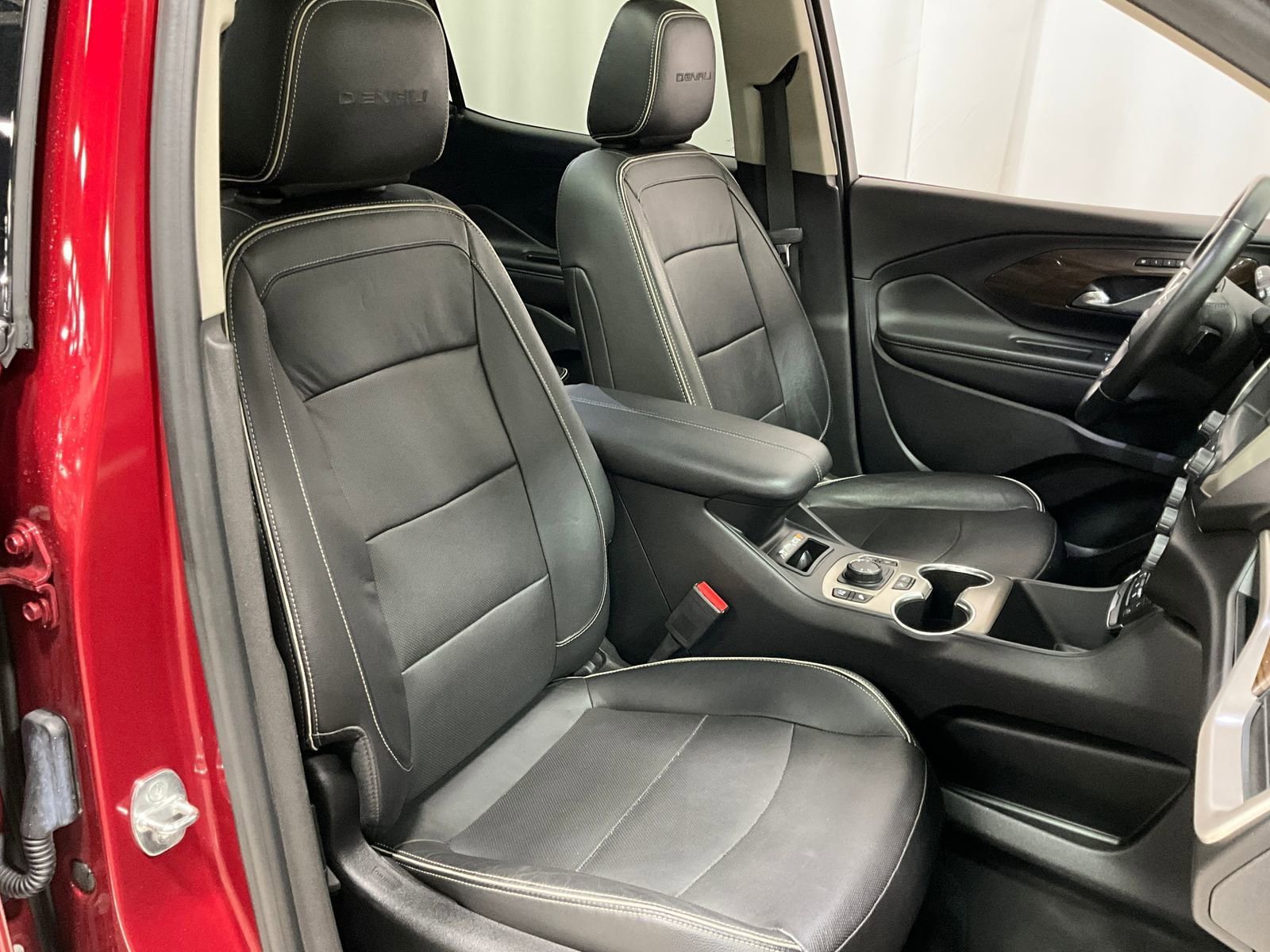 Used 2020 GMC Terrain Denali w/ GMC Pro Grade Package AWD/4WD image 8