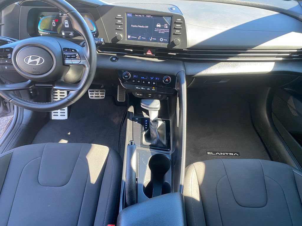 Used 2025 Hyundai Elantra Sport FWD image 12