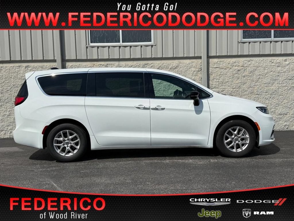 Used 2025 Chrysler Pacifica Select