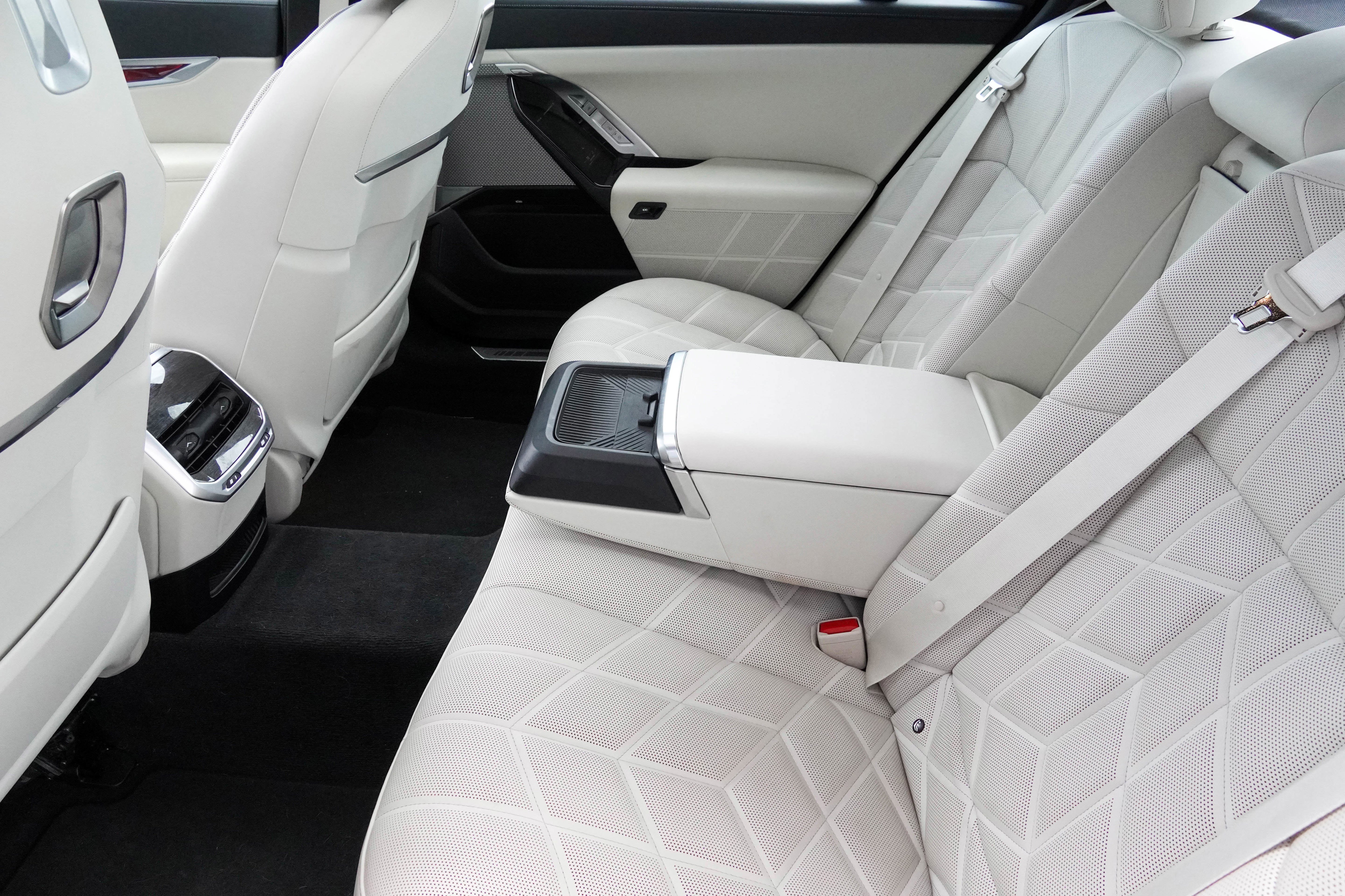 Certified 2023 BMW 760i xDrive w/ Executive Package AWD/4WD image 38