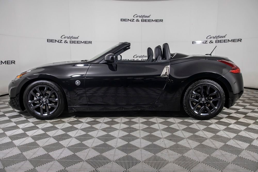 Used 2018 Nissan 370Z Touring RWD image 13