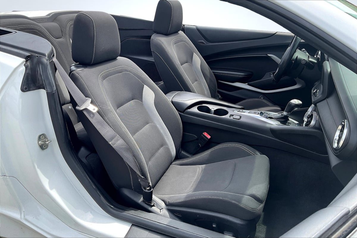 Used 2018 Chevrolet Camaro LT RWD image 6