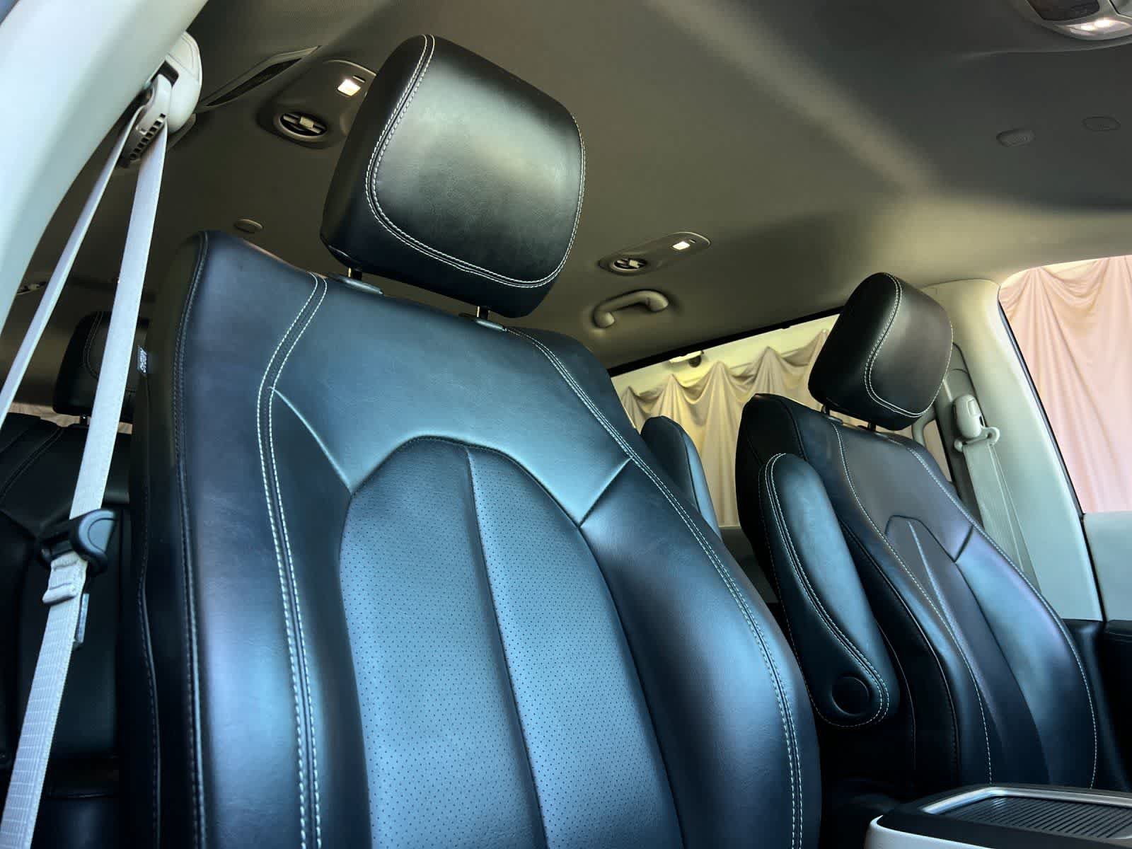 Used 2023 Chrysler Pacifica Touring-L FWD image 18
