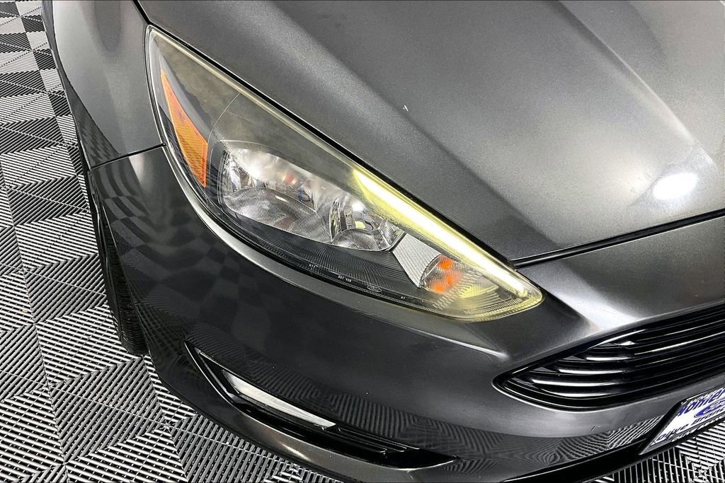 Used 2018 Ford Focus SE w/ SE Appearance Package FWD image 27