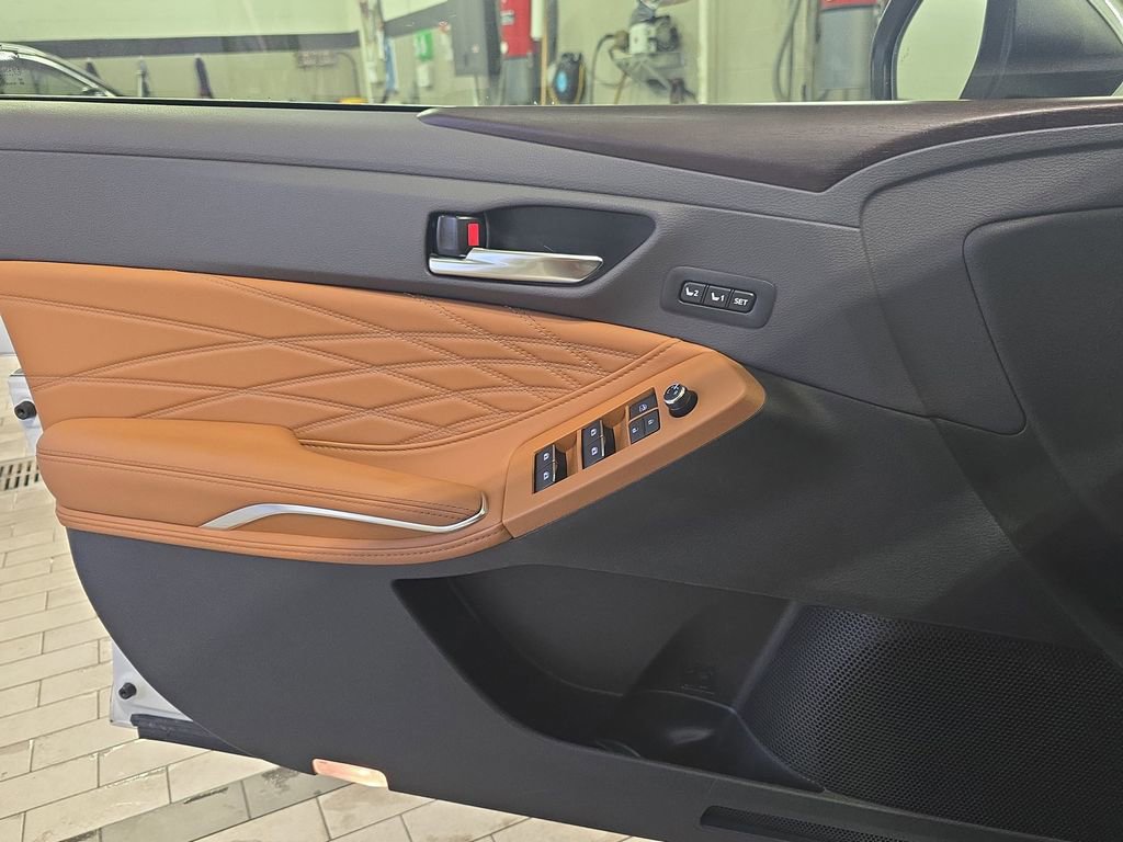 Used 2020 Toyota Avalon Limited image 27