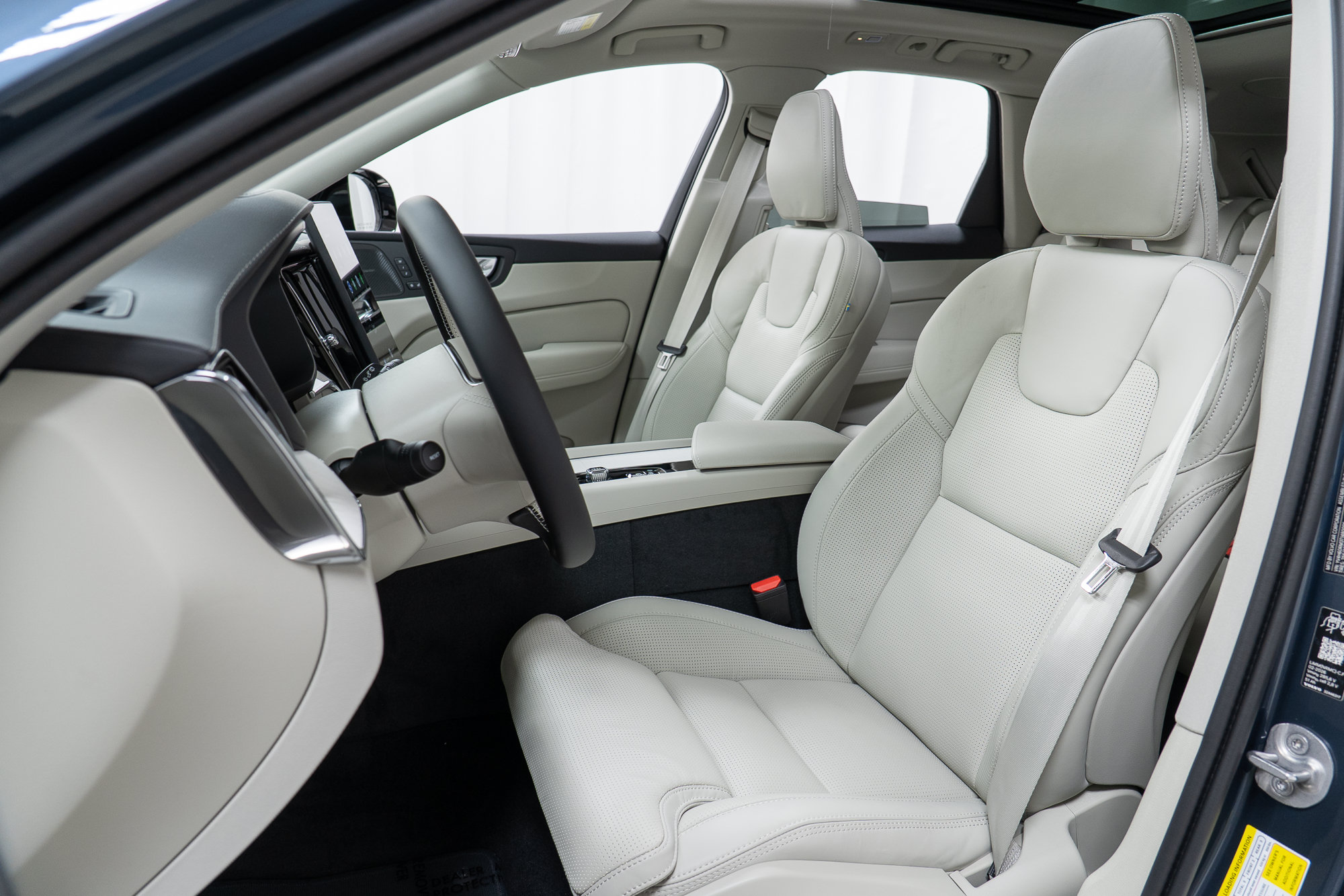 New 2026 Volvo XC60 T8 Ultra w/ Climate Package AWD/4WD image 13