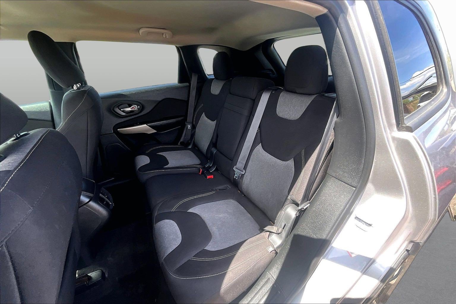 Used 2018 Jeep Cherokee Latitude w/ Altitude Package image 17