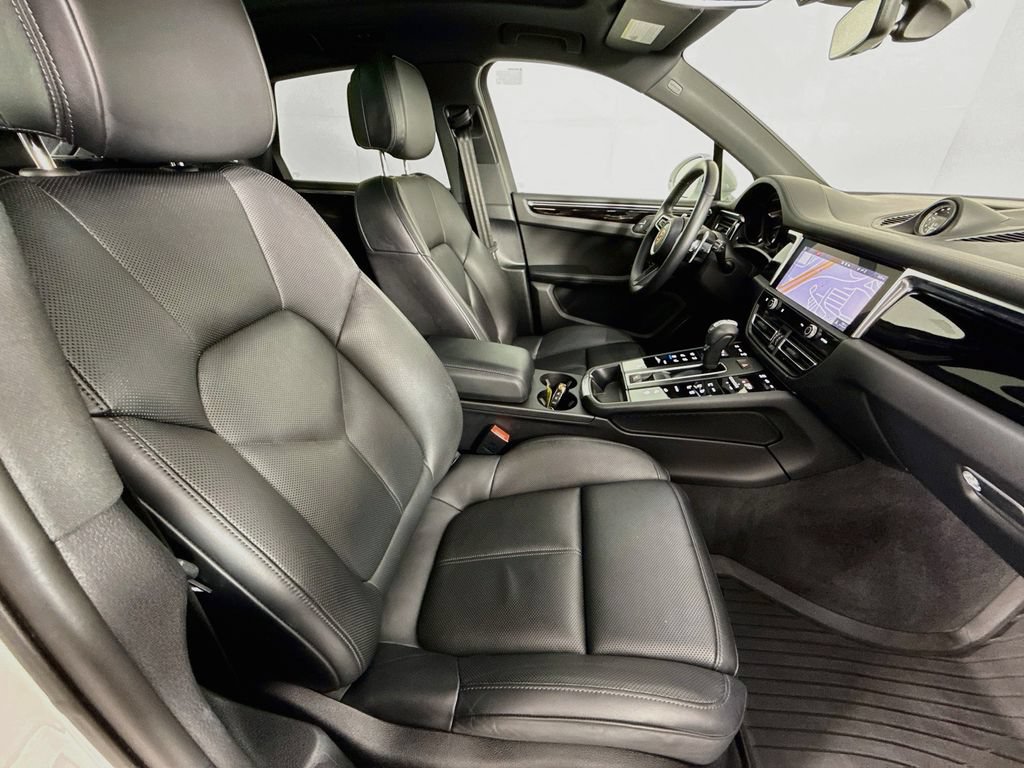 Certified 2023 Porsche Macan Turbo AWD/4WD image 29