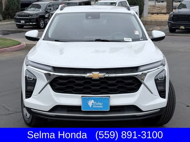 Used 2024 Chevrolet Trax LT w/ LT Convenience Package FWD image 3