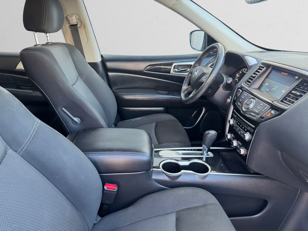 Used 2020 Nissan Pathfinder SV image 16