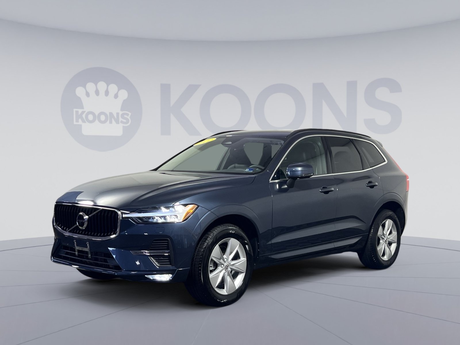 Used 2022 Volvo XC60 B5 Momentum w/ Climate Package FWD image 1