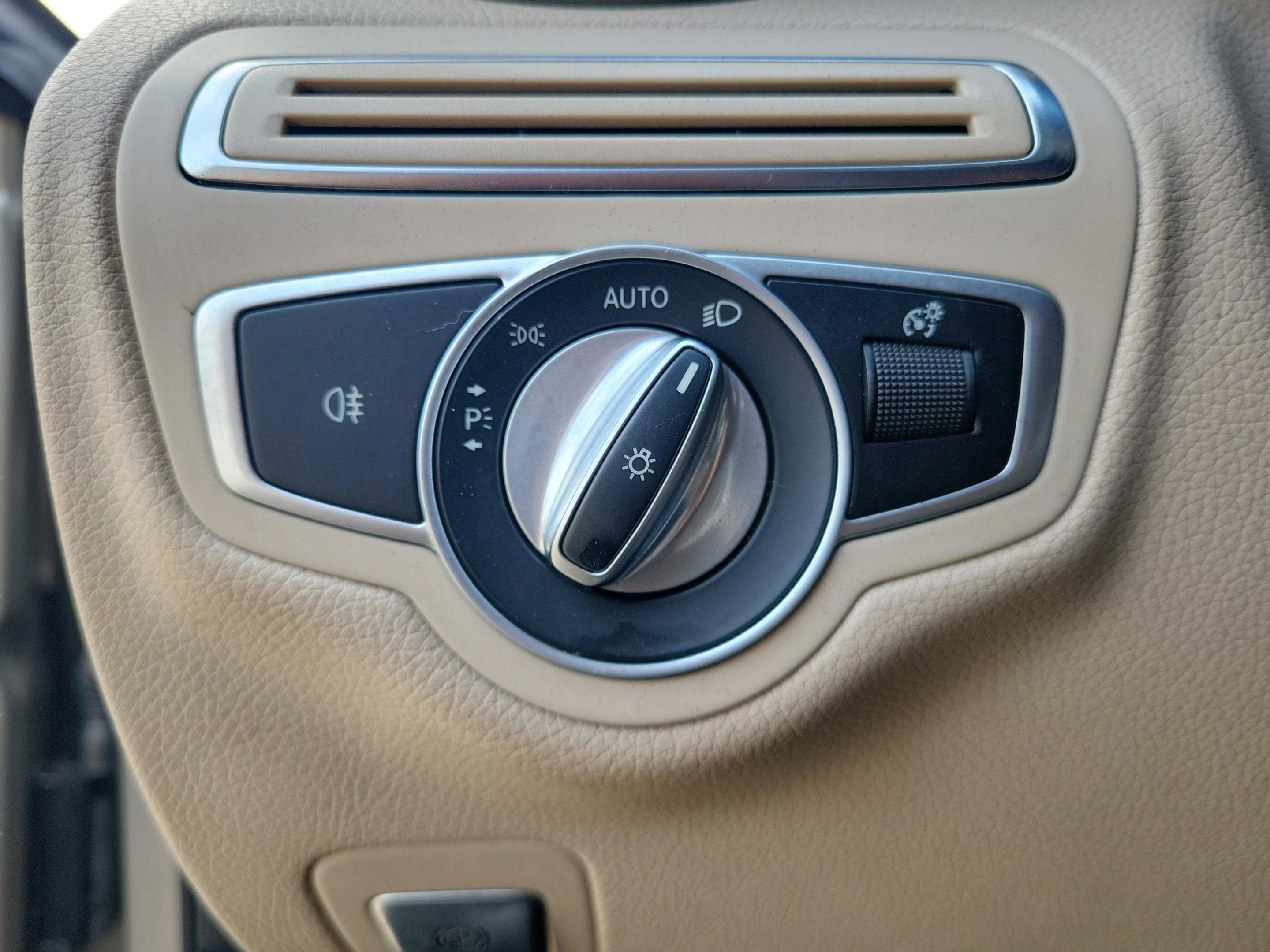 Used 2020 Mercedes-Benz C 300 4MATIC Sedan image 24