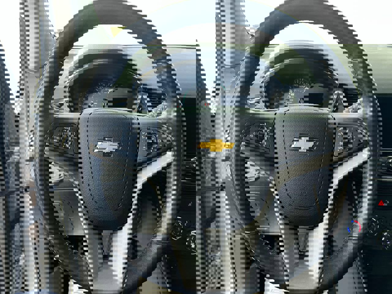 Used 2022 Chevrolet Trax LT w/ LT Convenience Package image 16