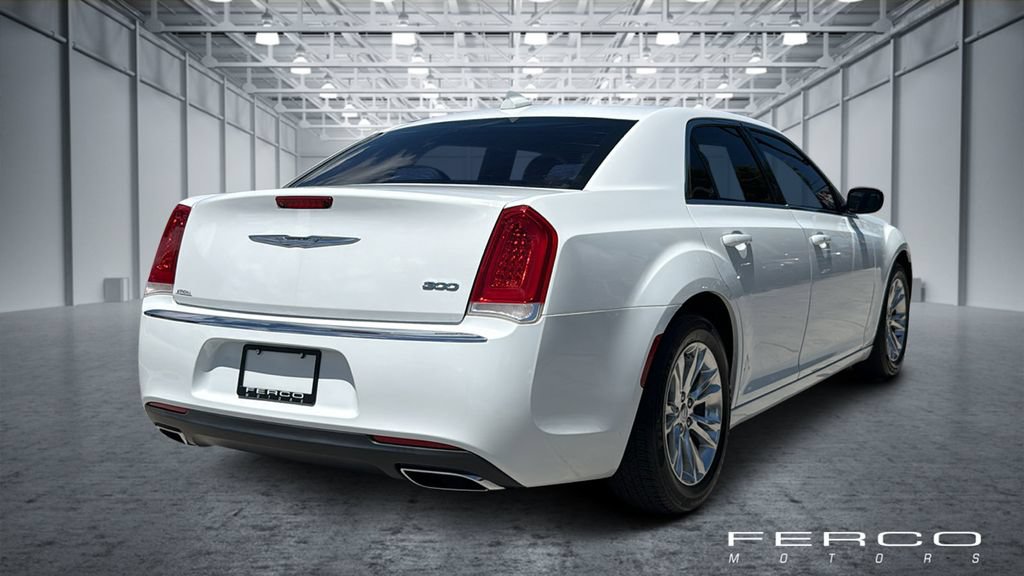 Used 2018 Chrysler 300 Touring L RWD image 5