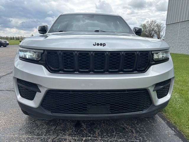 Used 2024 Jeep Grand Cherokee Altitude AWD/4WD image 6