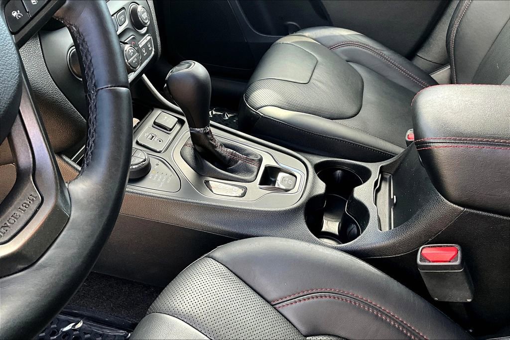 Used 2019 Jeep Cherokee Trailhawk image 18