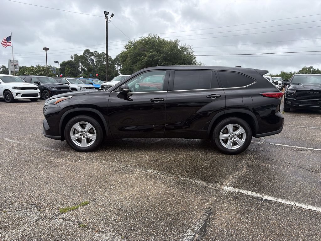Used 2021 Toyota Highlander L FWD image 3