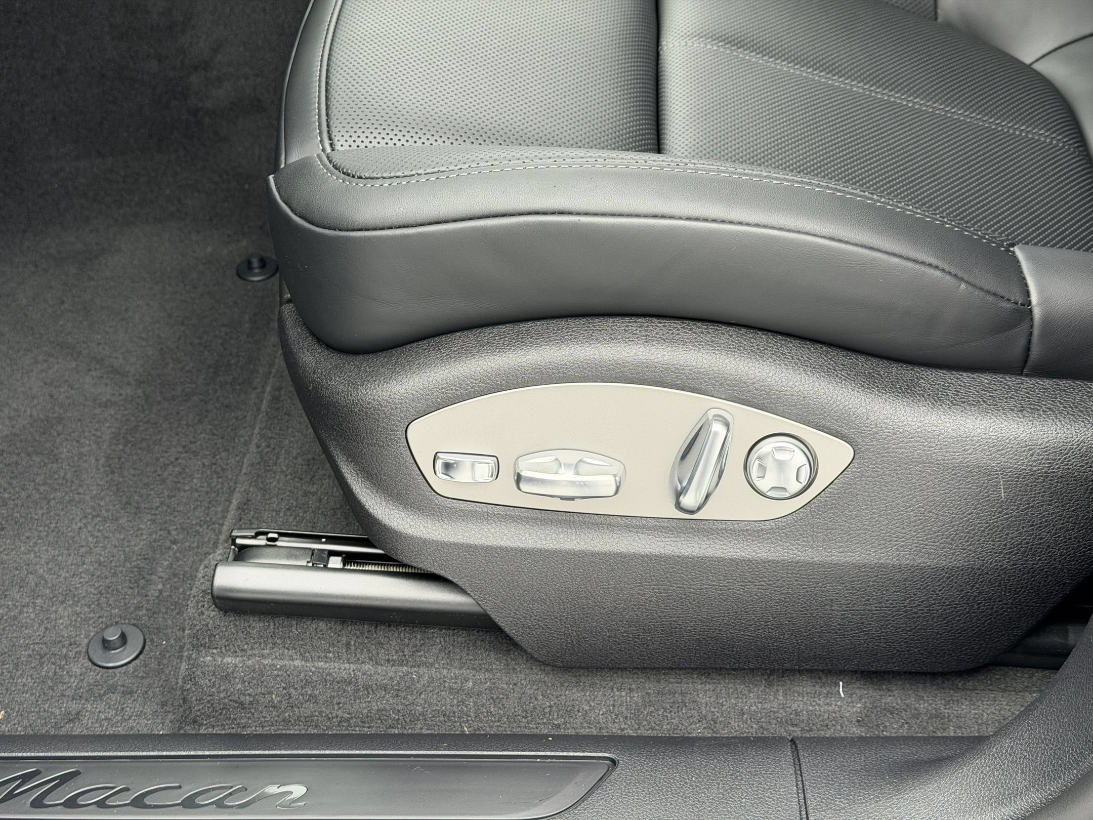 Certified 2026 Porsche Macan AWD/4WD image 23