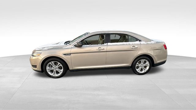 Used 2018 Ford Taurus SE image 3