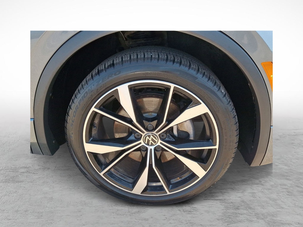 Used 2024 Volkswagen Tiguan SEL R-Line image 9
