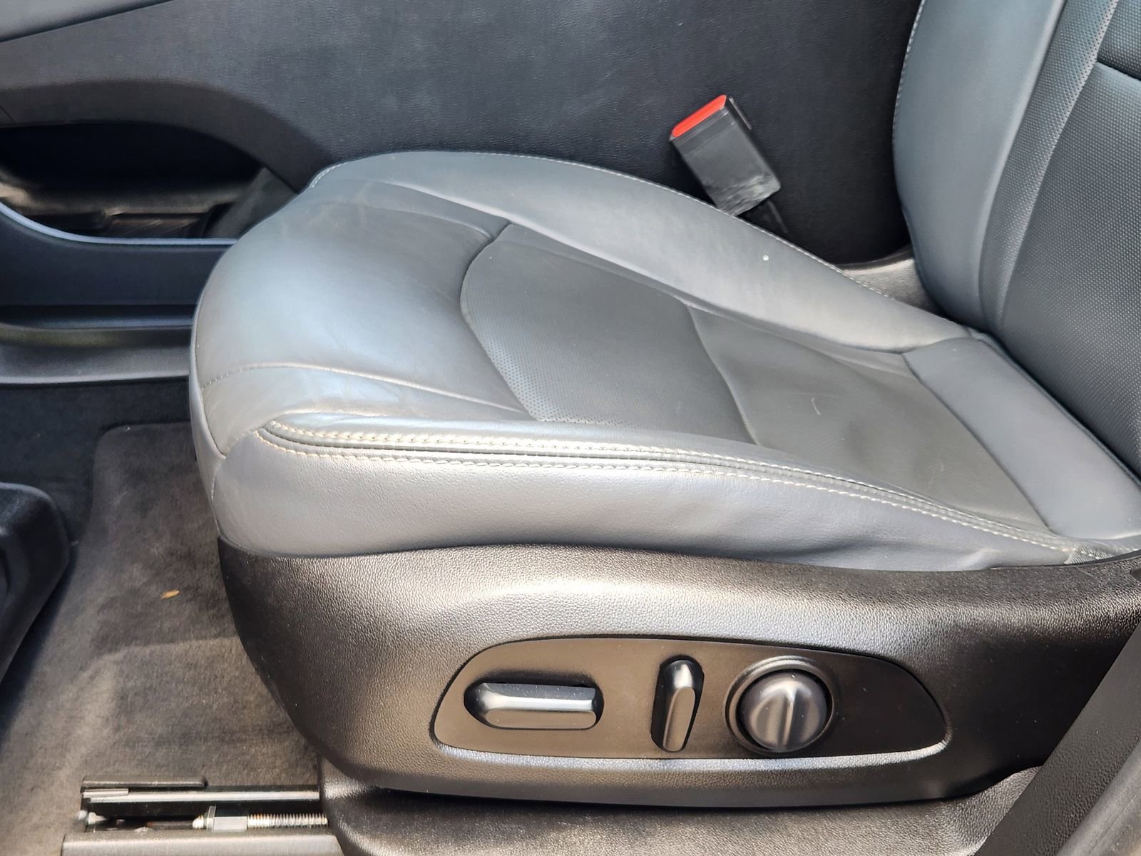 Used 2019 Buick Enclave Essence FWD image 26