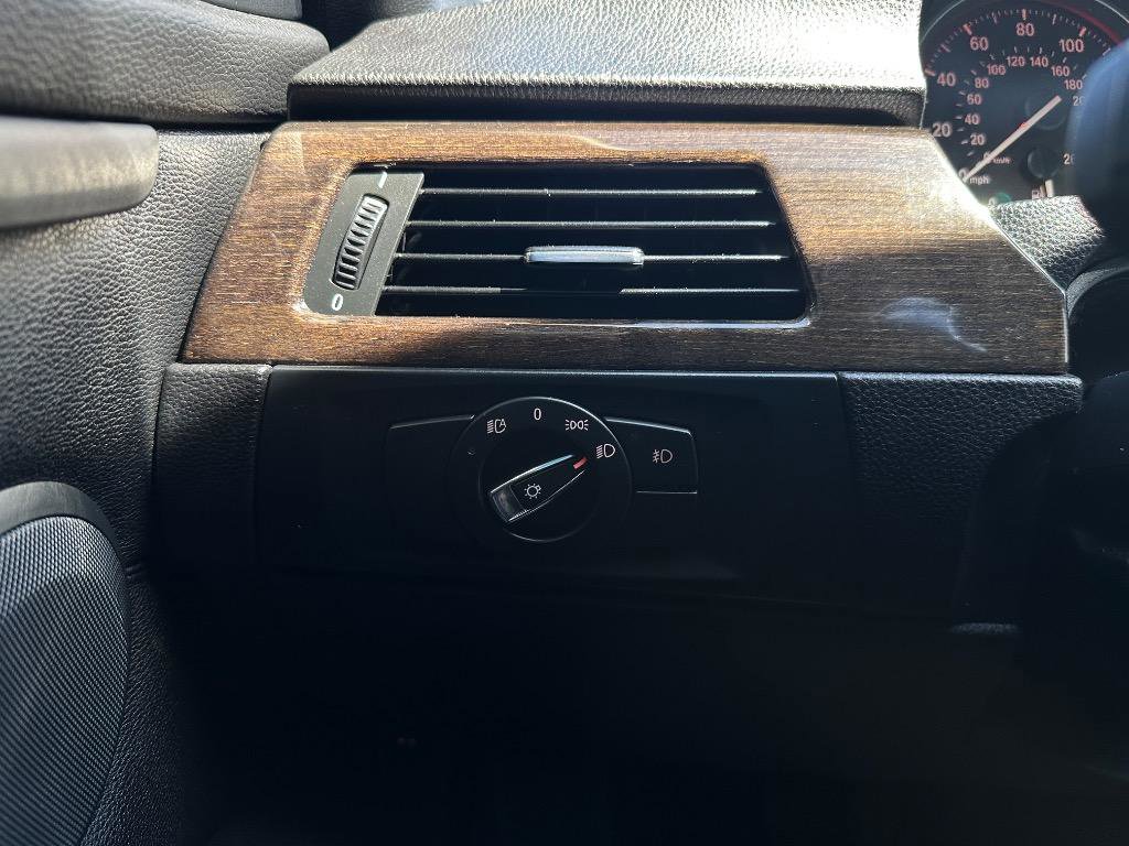 Used 2013 BMW 335i Convertible image 10