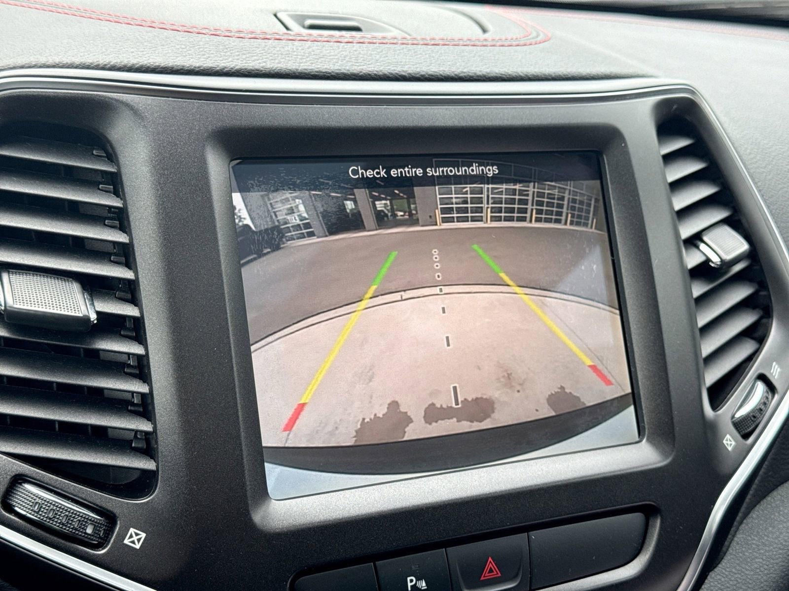 Used 2019 Jeep Cherokee Trailhawk w/ Comfort/Convenience Group AWD/4WD image 34