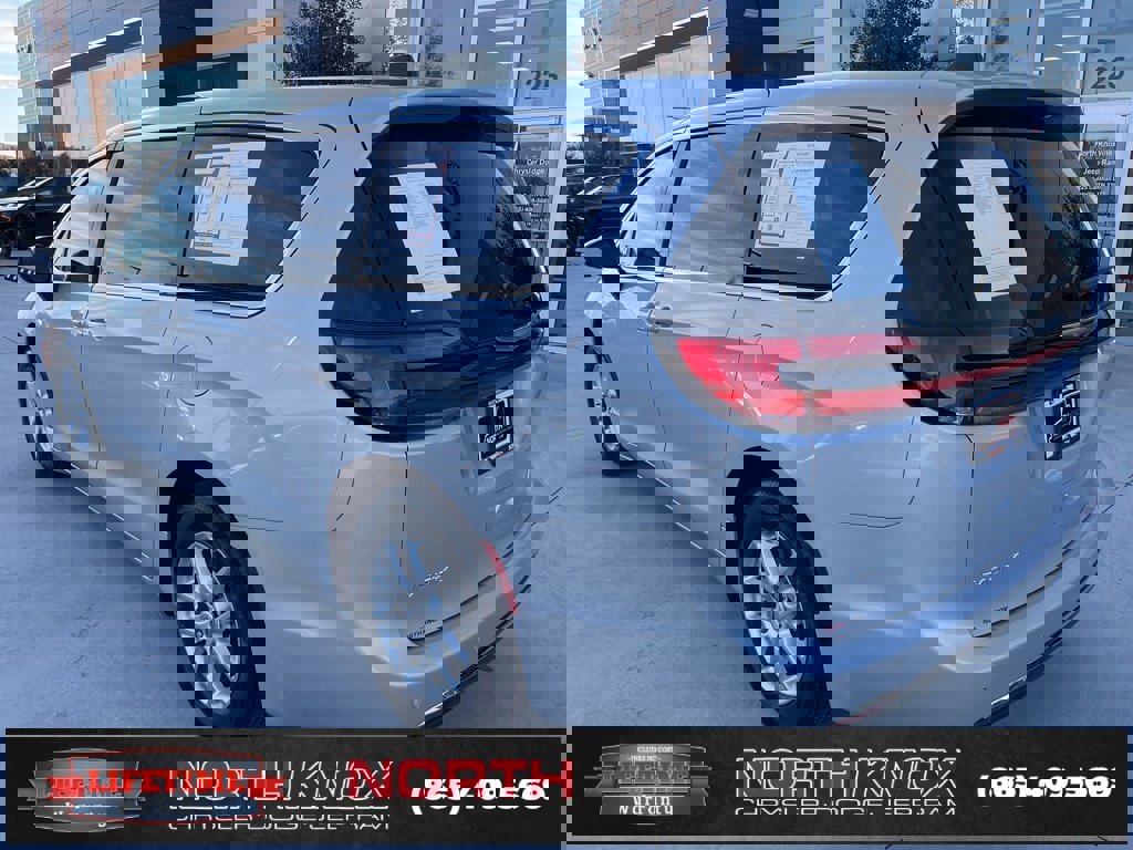 Used 2024 Chrysler Pacifica Touring-L image 18