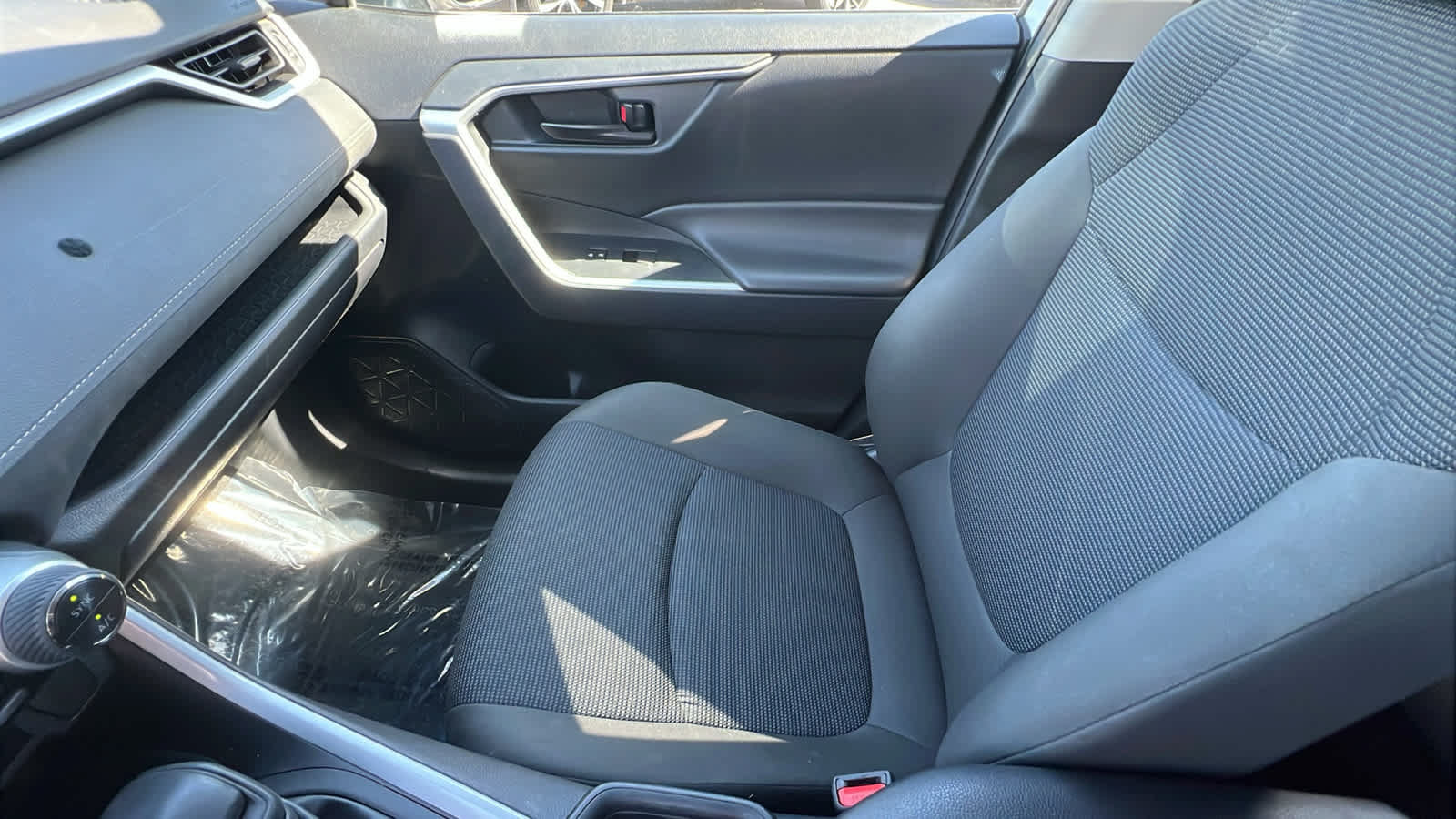 Used 2024 Toyota RAV4 LE AWD/4WD image 12