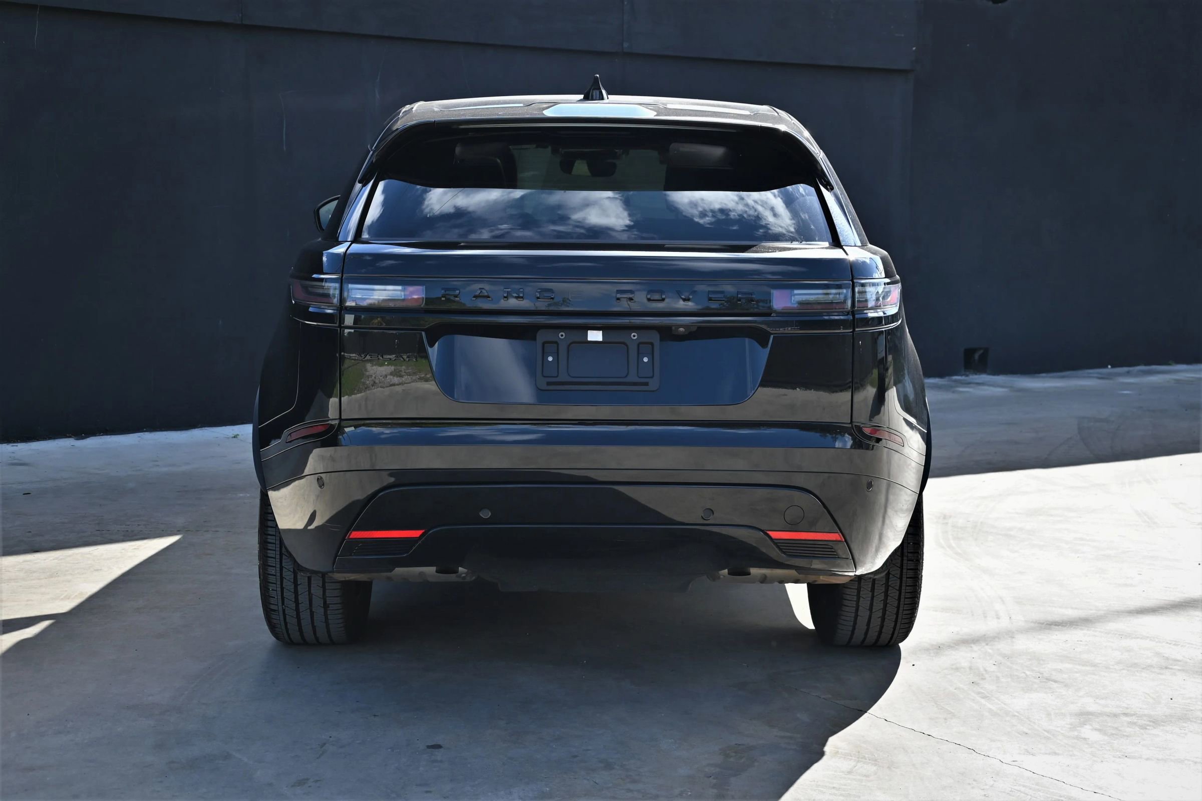 Used 2025 Land Rover Range Rover Velar Dynamic SE image 4