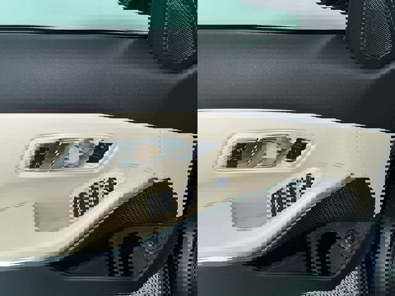 Used 2022 BMW 330i xDrive Sedan w/ Driving Assistance Package image 13