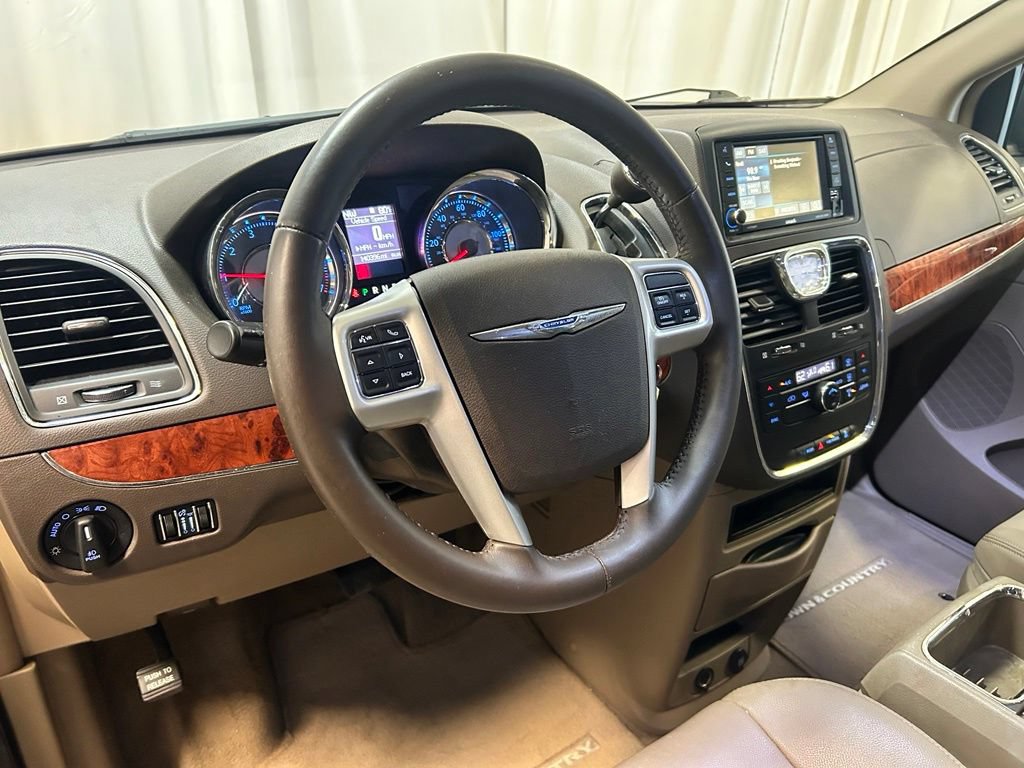 Used 2016 Chrysler Town & Country Touring FWD image 2