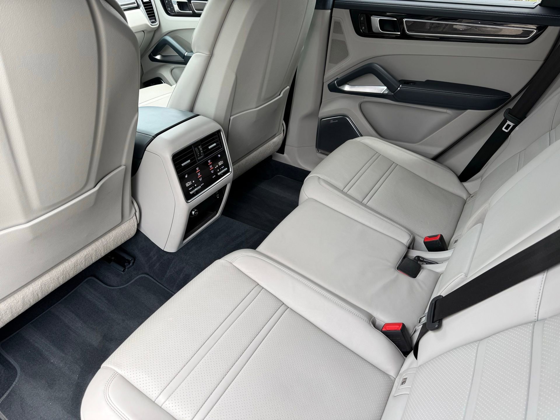 Certified 2022 Porsche Cayenne Turbo S AWD/4WD image 32