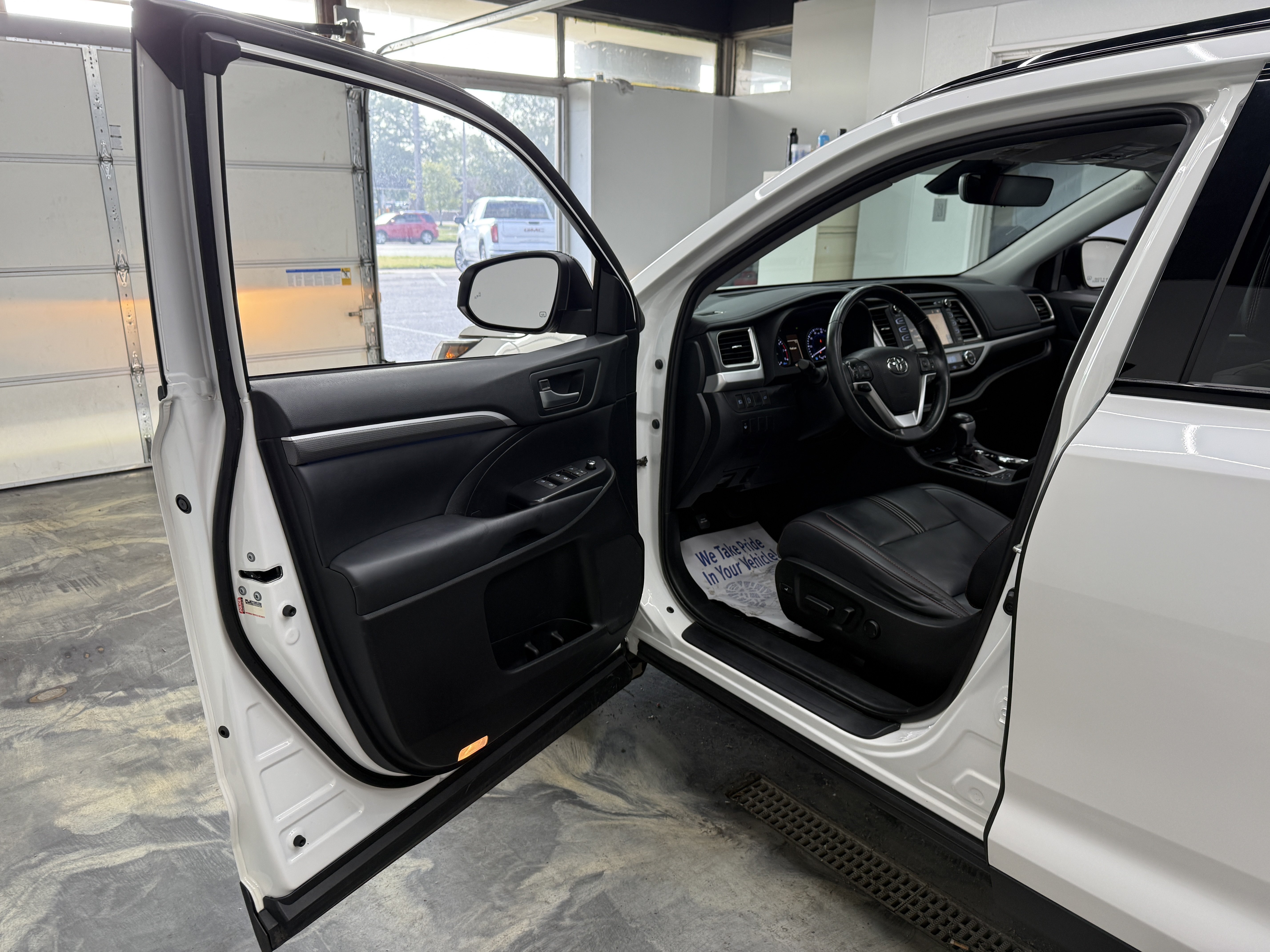 Used 2019 Toyota Highlander XLE AWD/4WD image 7