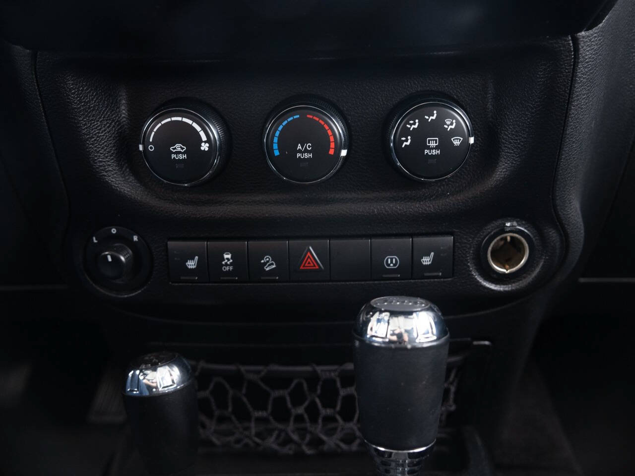 Used 2017 Jeep Wrangler Unlimited Sahara w/ Connectivity Group AWD/4WD image 33